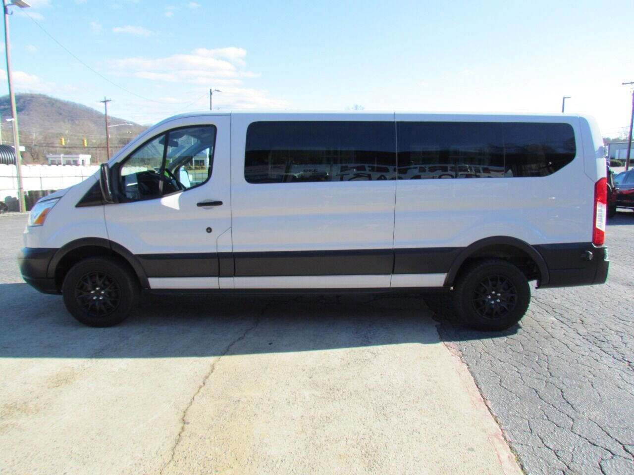 Used 2016 Ford Transit 350 XLT RWD image 5