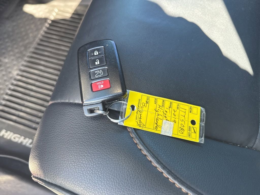 Used 2019 Toyota Highlander XLE FWD image 38