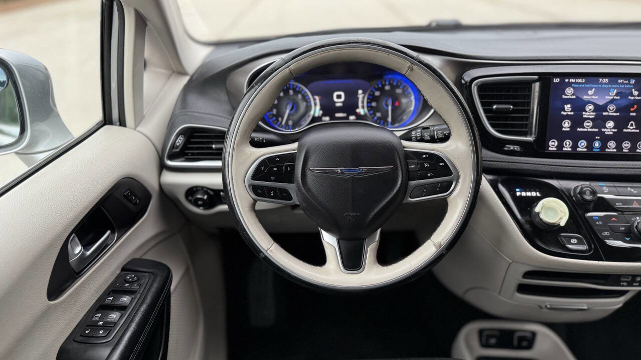 Used 2018 Chrysler Pacifica Limited image 22