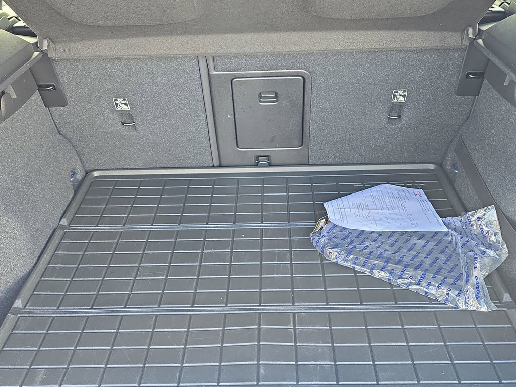 Used 2020 Volvo XC40 T5 R-Design w/ Protection Package Premier image 8