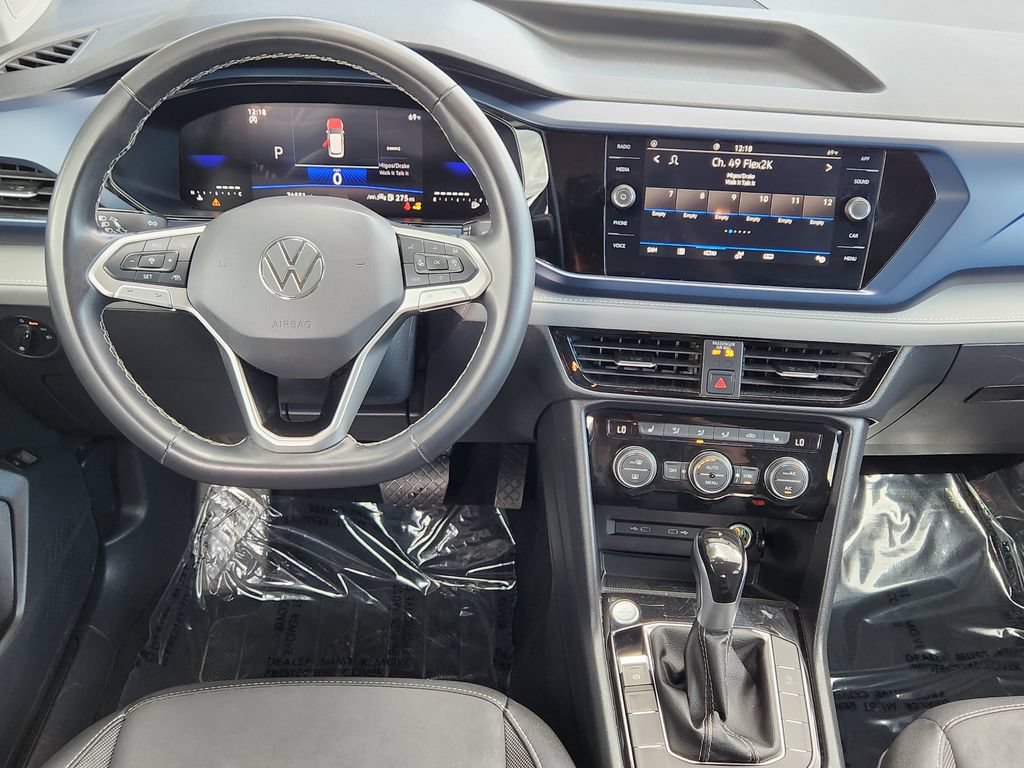 Used 2024 Volkswagen Taos SE FWD image 3