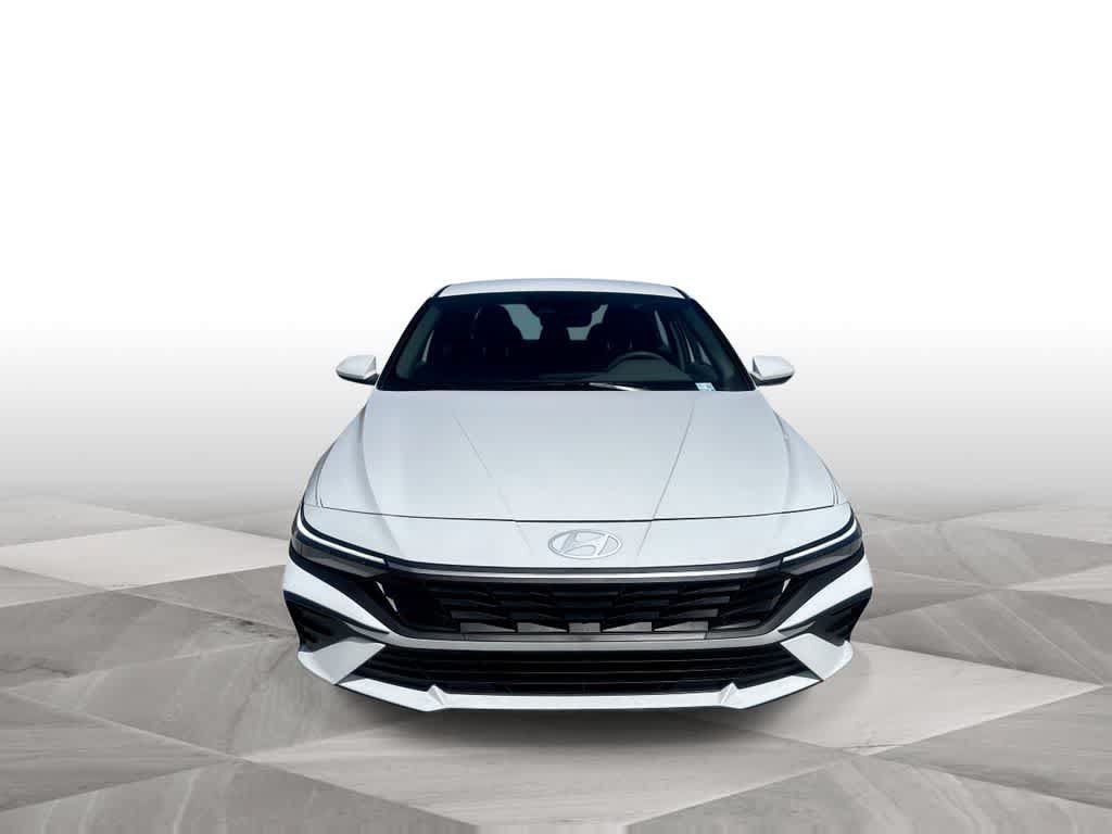 Used 2025 Hyundai Elantra SE FWD image 3