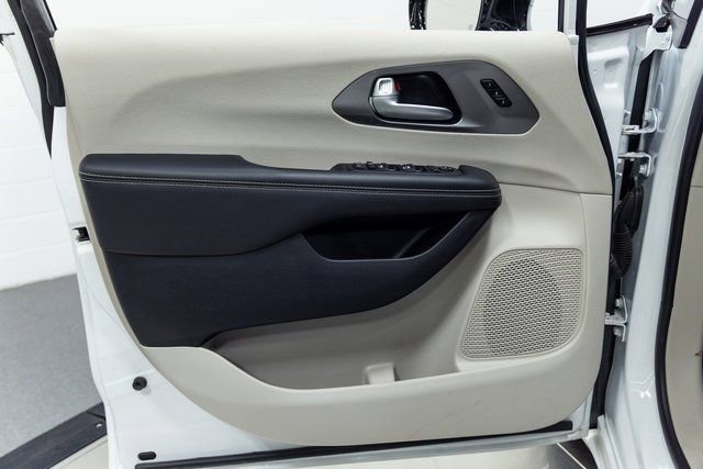 Used 2024 Chrysler Pacifica Touring-L image 11