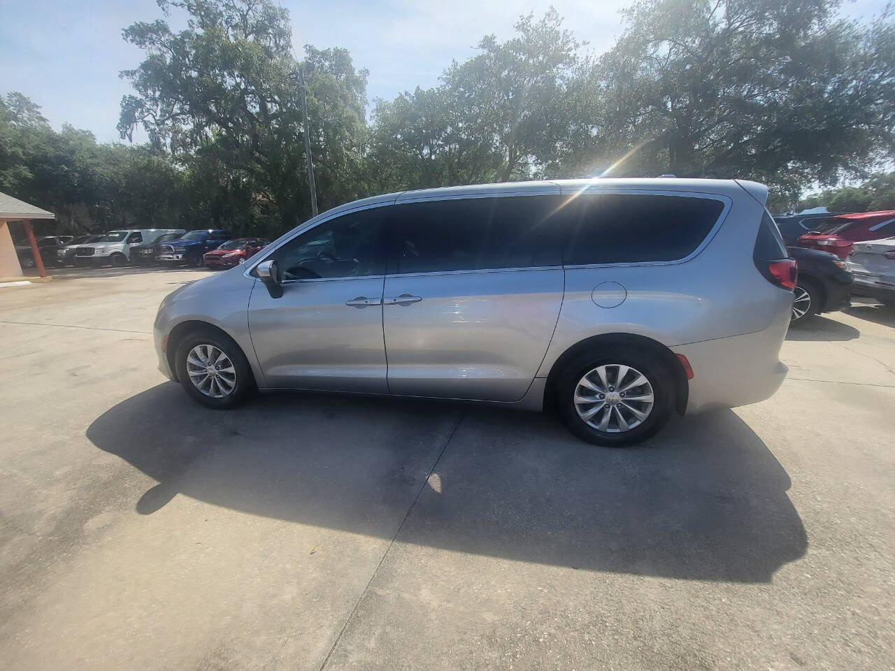 Used 2017 Chrysler Pacifica Touring w/ Tire & Wheel Group FWD image 44