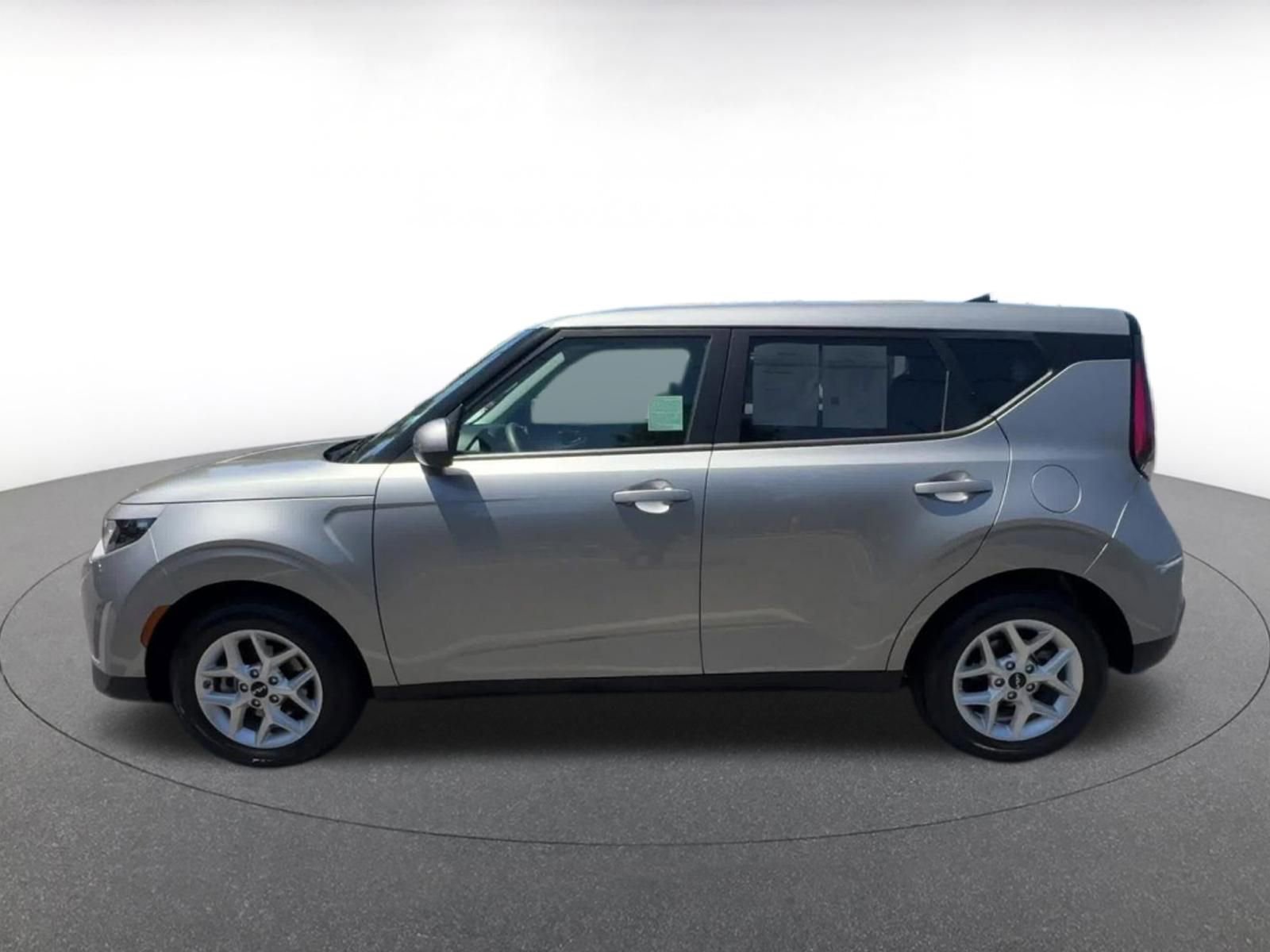 Used 2025 Kia Soul LX w/ LX Technology Package FWD image 9