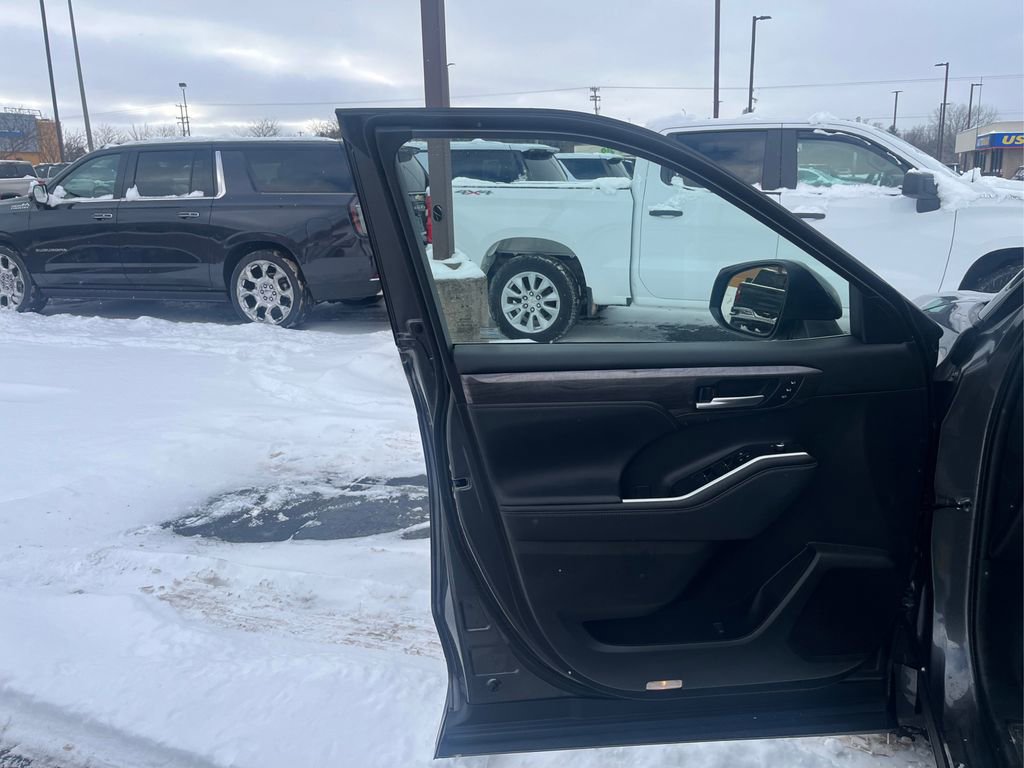 Used 2024 Toyota Highlander Platinum image 17