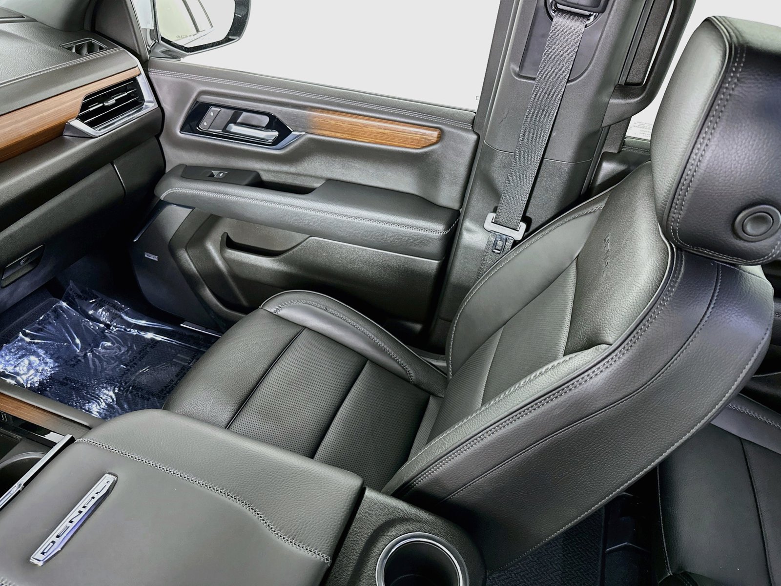 Used 2025 GMC Yukon XL Denali AWD/4WD image 25