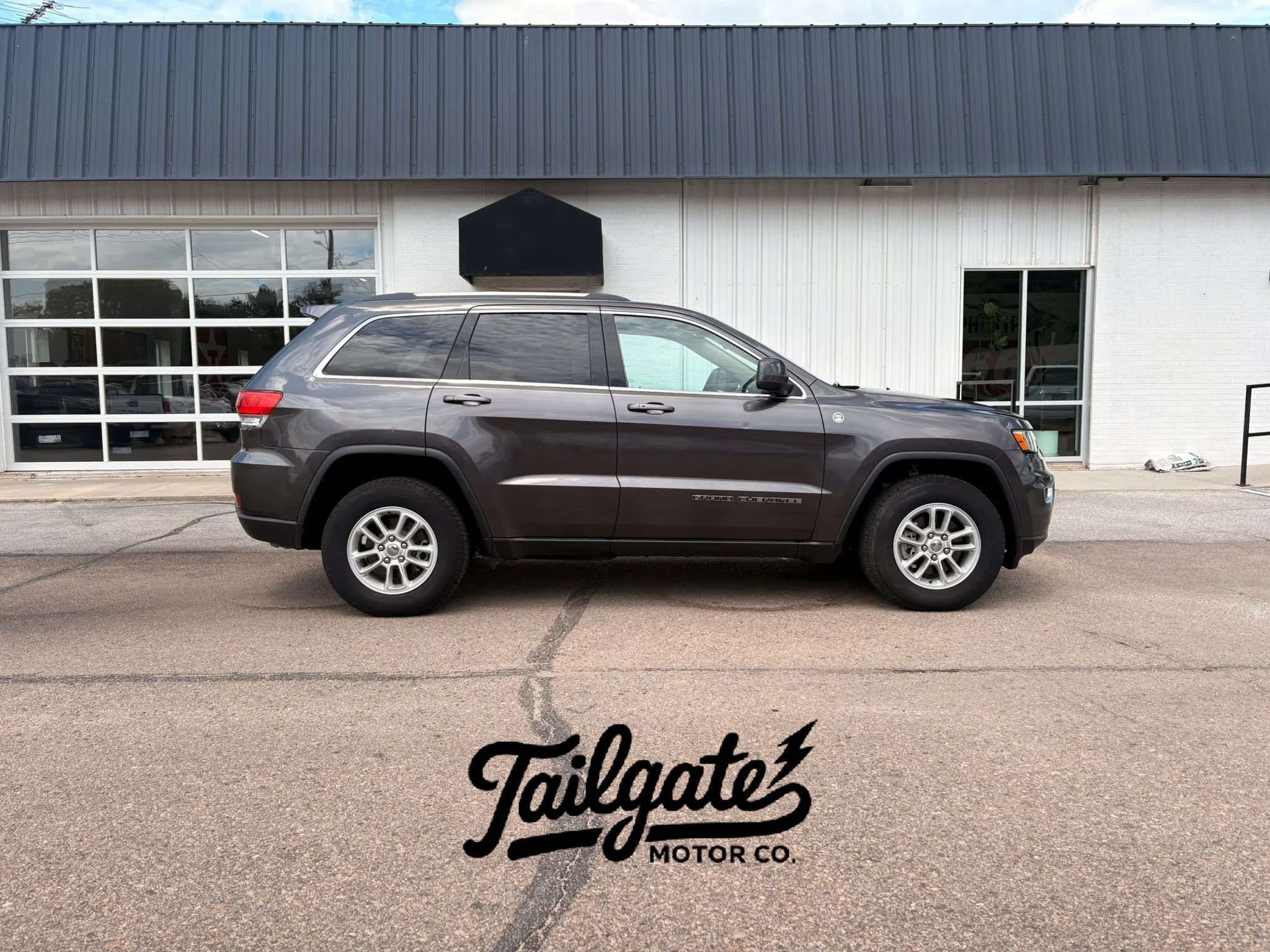 Used 2019 Jeep Grand Cherokee Laredo AWD/4WD image 1