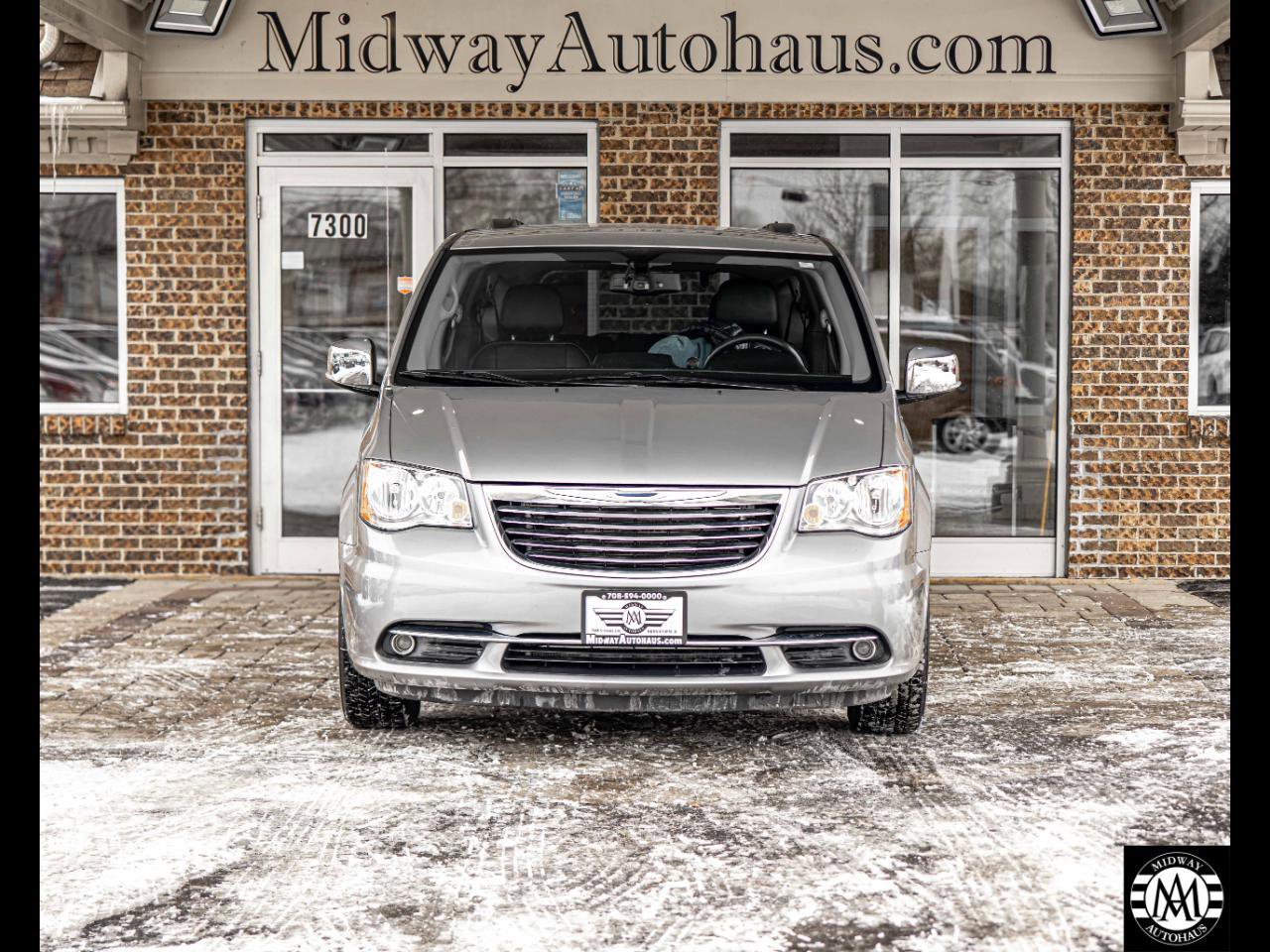 Used 2015 Chrysler Town & Country Touring-L w/ Driver Convenience Group image 2