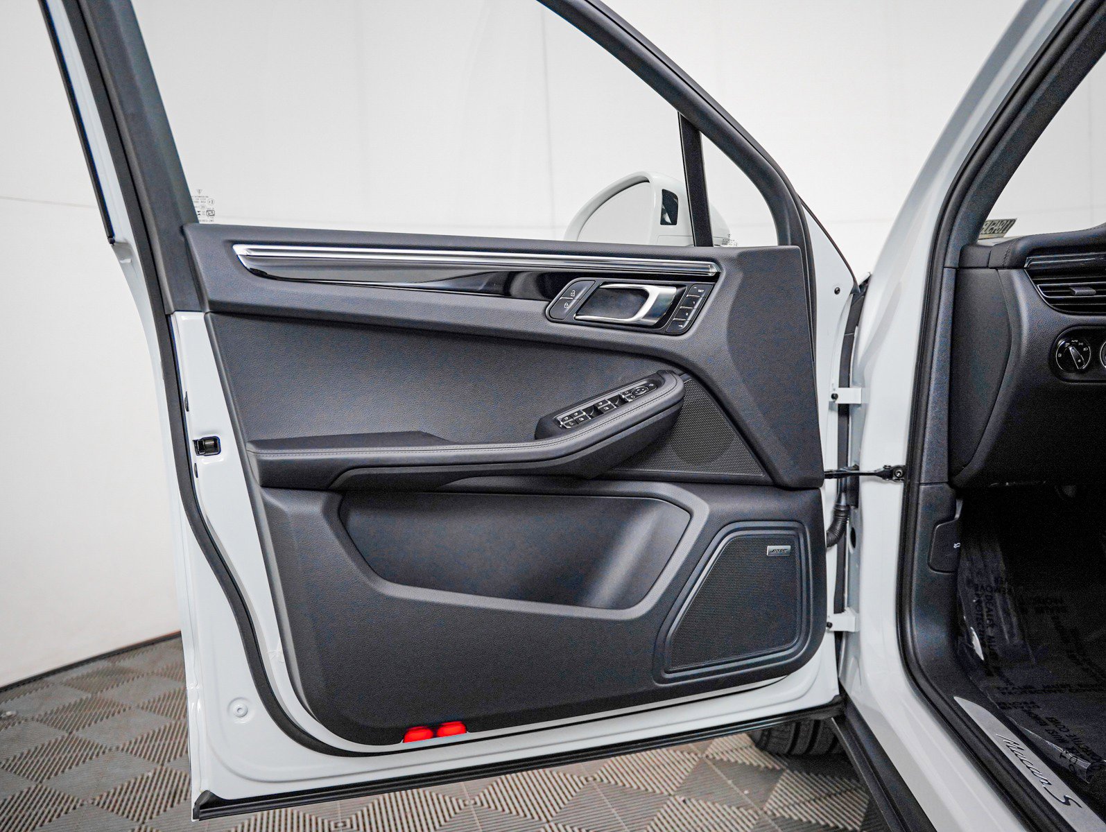 Certified 2025 Porsche Macan S AWD/4WD image 30