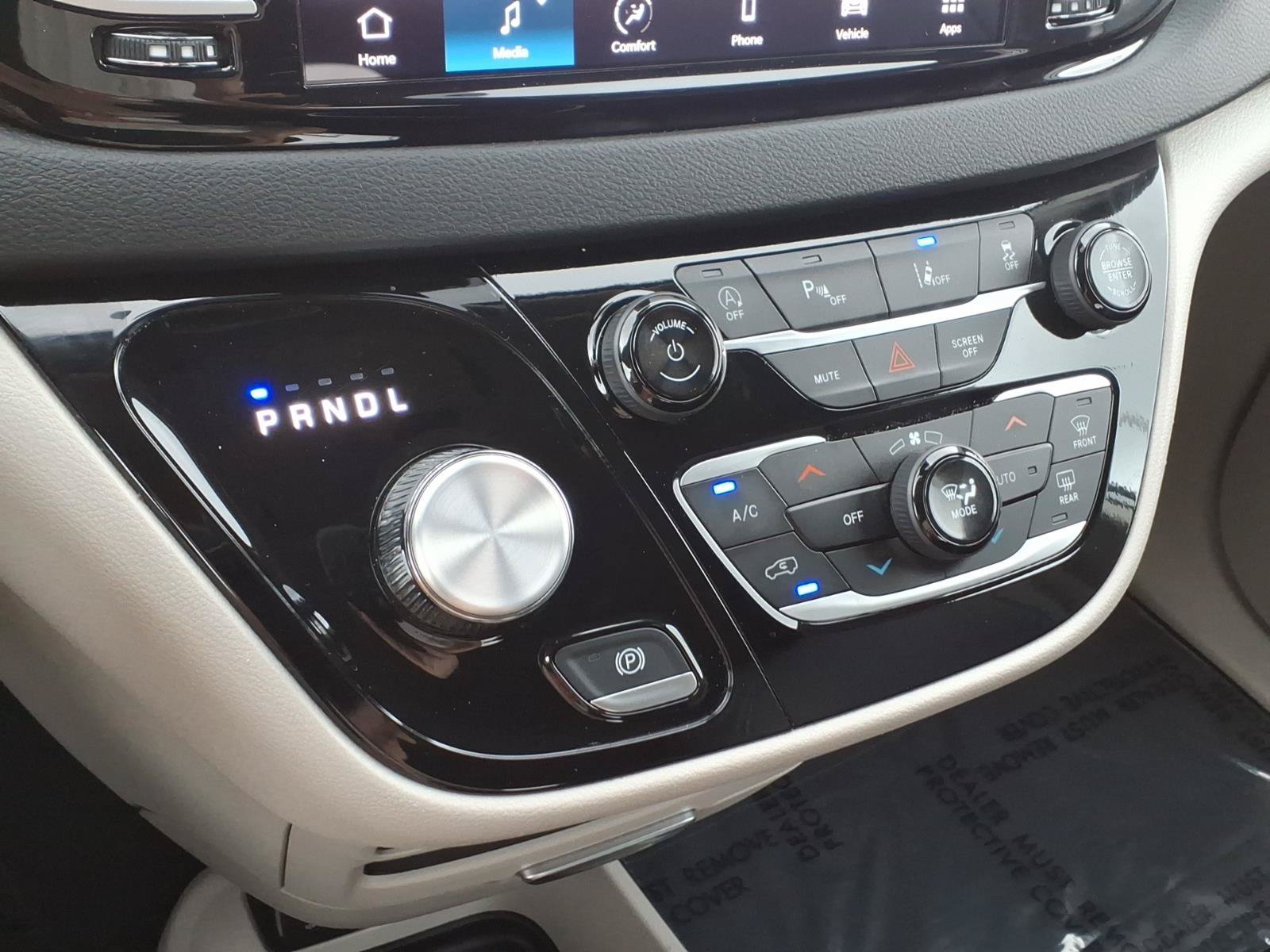 Used 2024 Chrysler Pacifica Touring-L FWD image 18