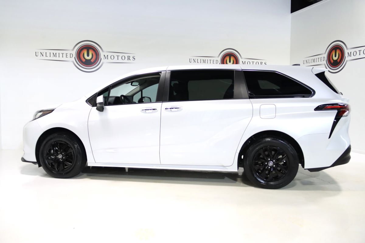 Used 2023 Toyota Sienna XLE FWD image 26