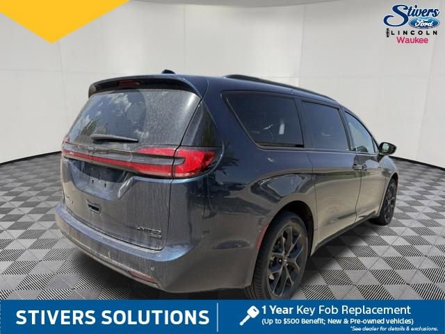 Used 2023 Chrysler Pacifica Limited w/ Uconnect Theater Family Group AWD/4WD image 6