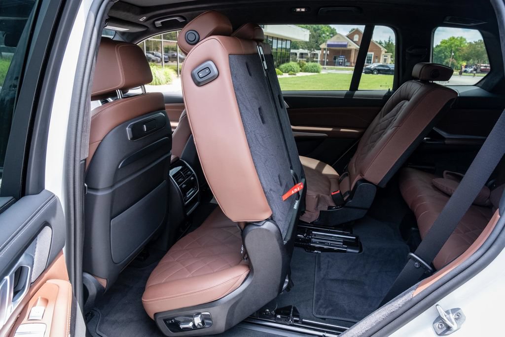 Used 2025 BMW X7 xDrive40i w/ M Sport Package AWD/4WD image 33