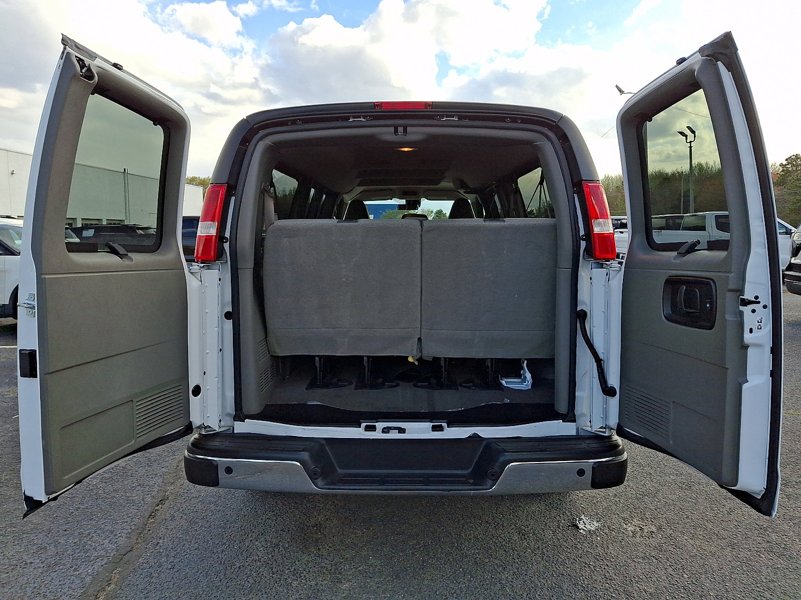 Used 2024 Chevrolet Express 3500 LT w/ LT Preferred Equipment Group RWD image 29