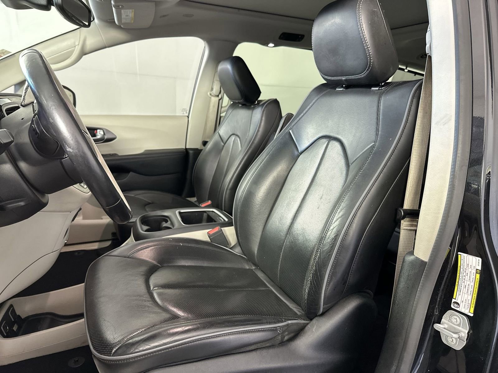 Used 2018 Chrysler Pacifica Limited image 16