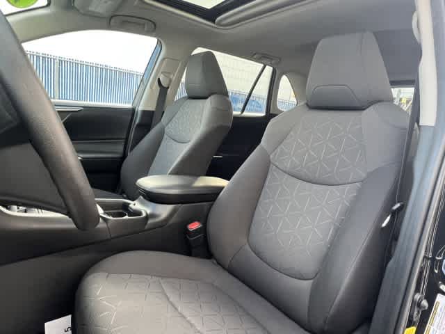 Used 2021 Toyota RAV4 XLE w/ Convenience Package image 13