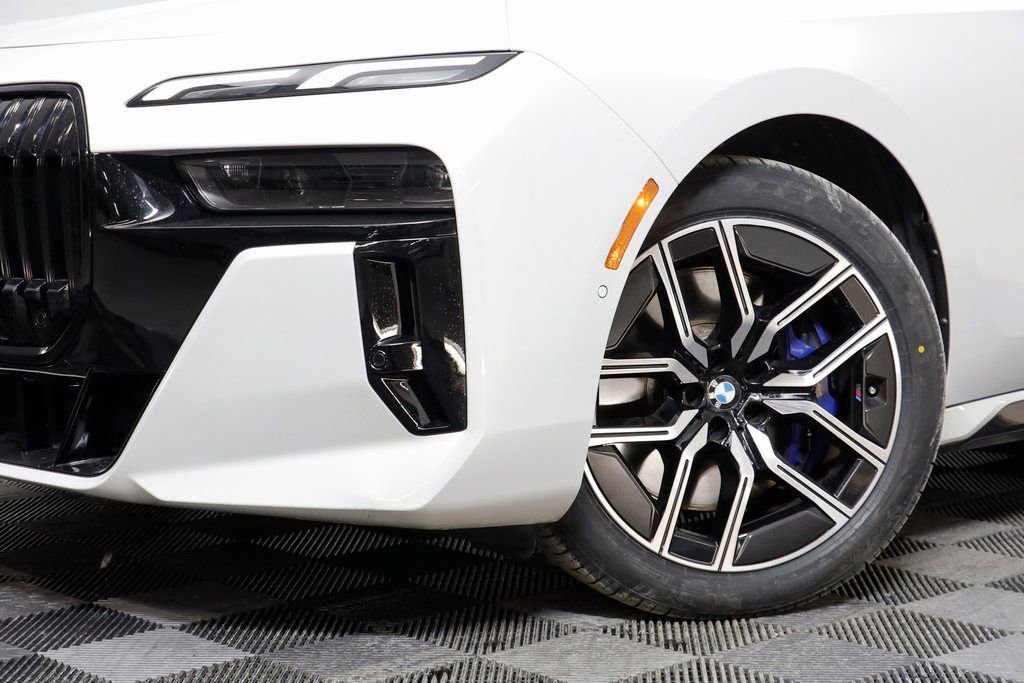 Certified 2023 BMW 760i xDrive image 3