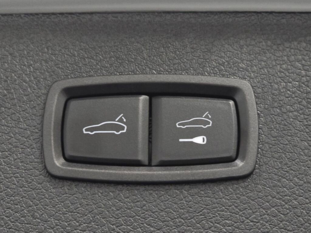 Certified 2025 Porsche Macan image 23