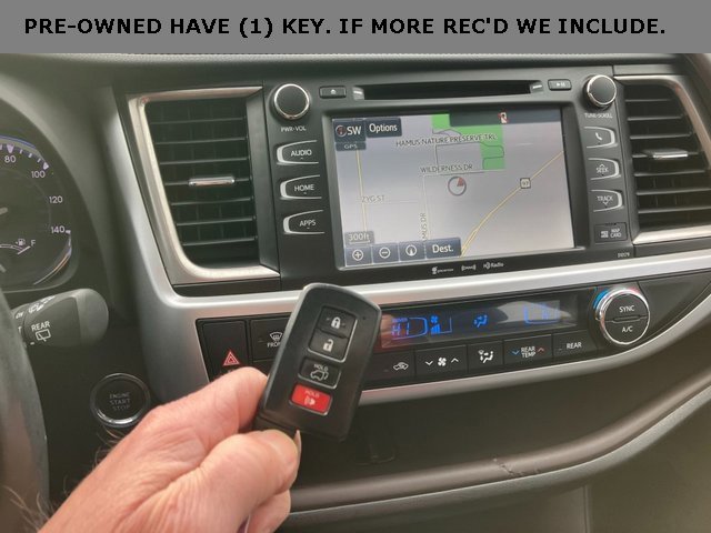 Used 2017 Toyota Highlander XLE image 2