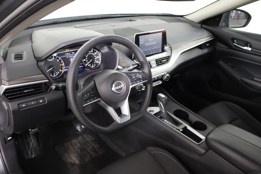 Used 2025 Nissan Altima 2.5 SV FWD image 24