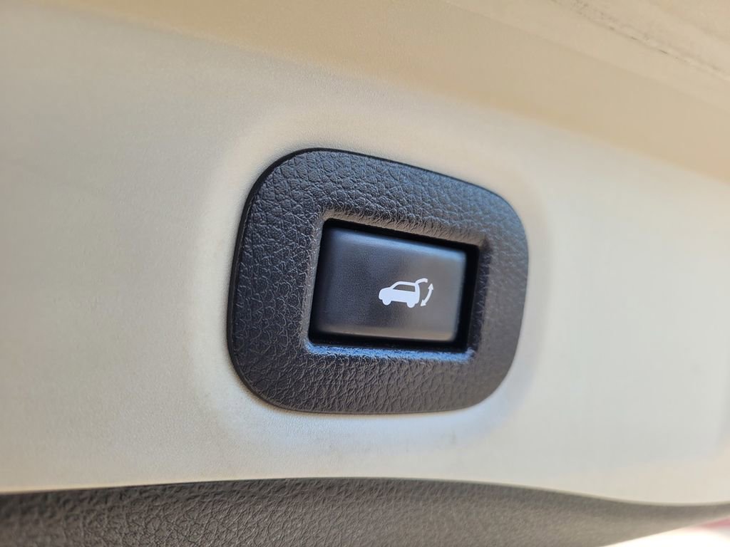 Used 2018 Nissan Rogue SV image 23
