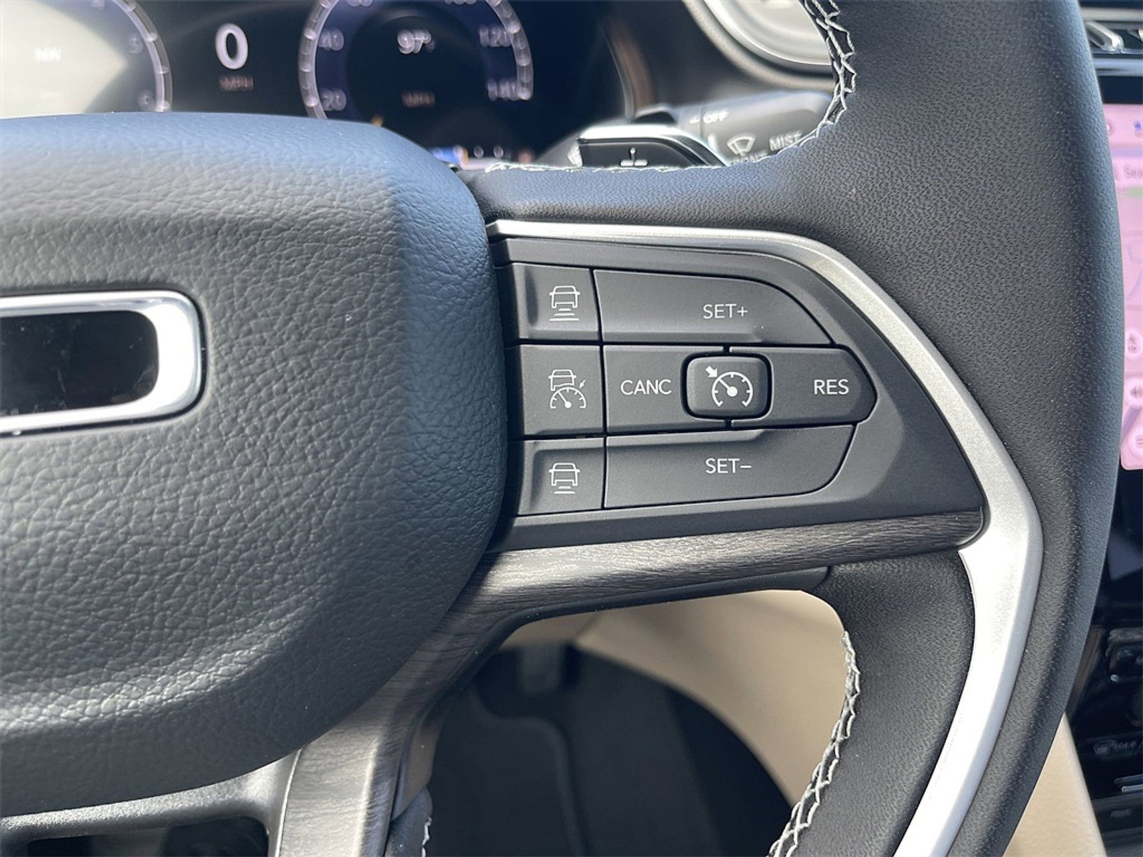 New 2025 Jeep Grand Cherokee Limited w/ Luxury Tech Group II image 16