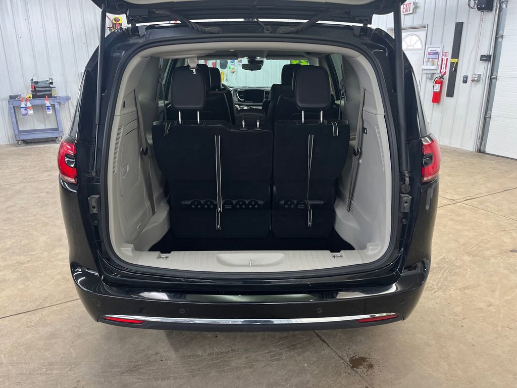 Used 2024 Chrysler Pacifica Select image 29