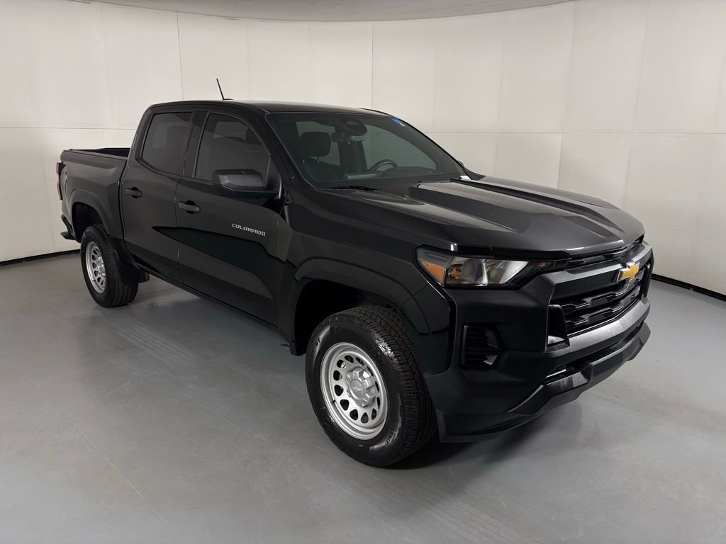 Used 2023 Chevrolet Colorado W/T image 2