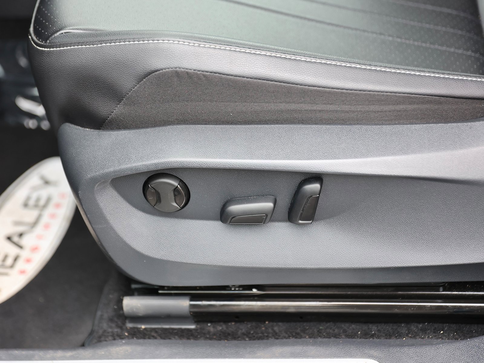 Used 2024 Volkswagen Tiguan SE R-Line image 18