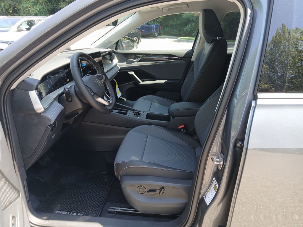 Used 2025 Volkswagen Tiguan SE image 11