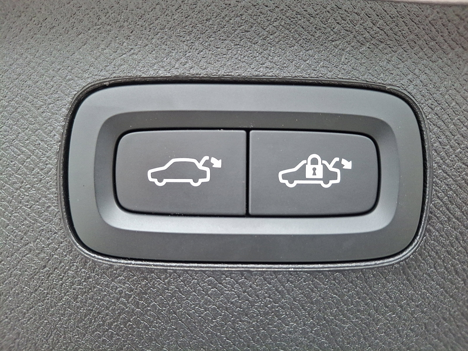 Certified 2023 Volvo XC90 T8 Plus w/ Protection Package Premier image 30