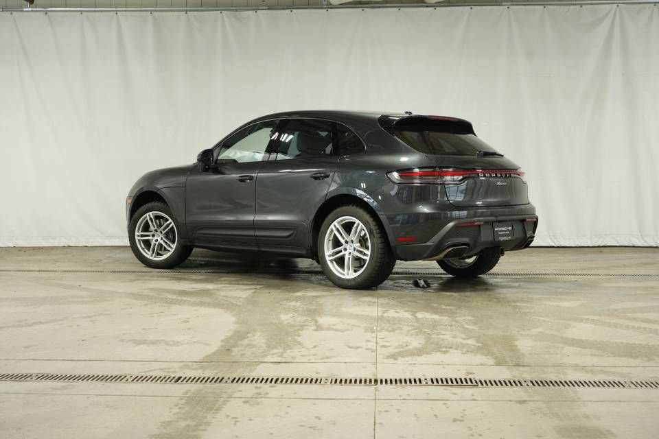 Certified 2022 Porsche Macan image 3