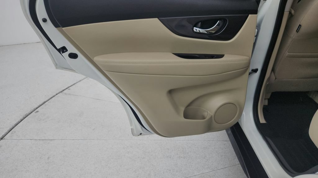 Used 2020 Nissan Rogue SV FWD image 25