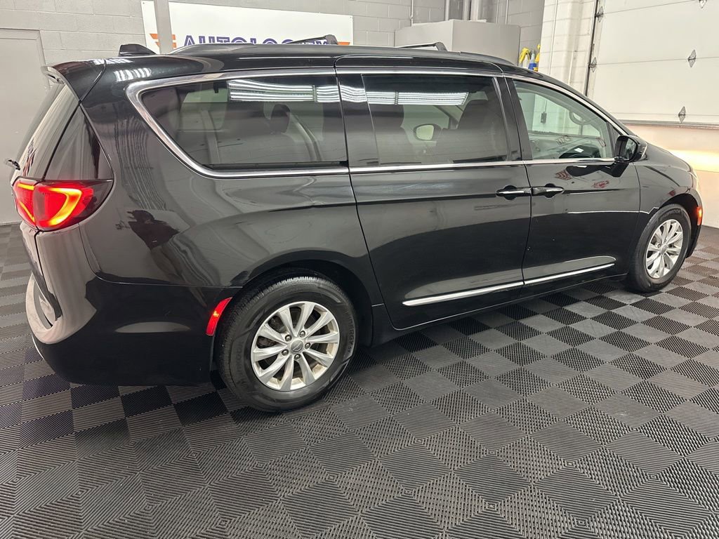 Used 2017 Chrysler Pacifica Touring-L image 10