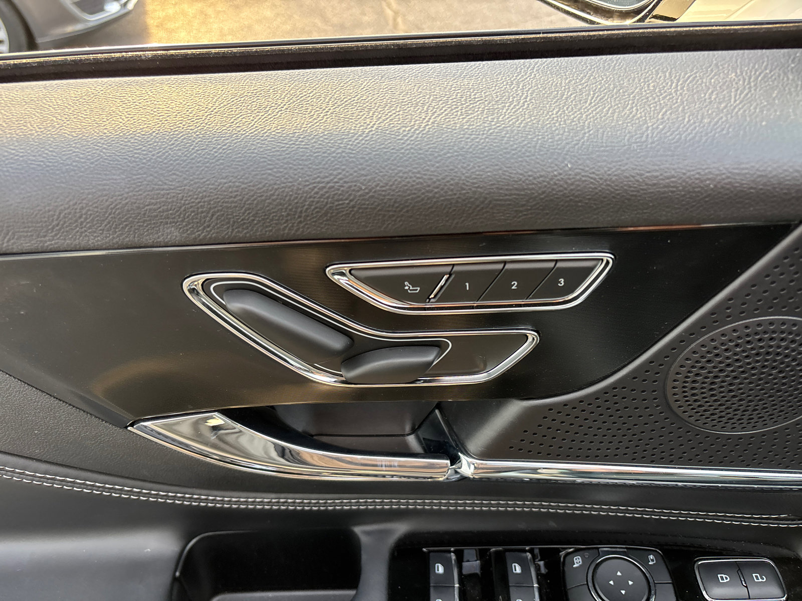 Used 2025 Lincoln Corsair AWD w/ Equipment Group 101A image 12