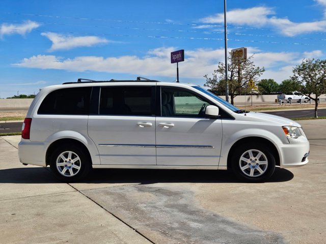 Used 2012 Chrysler Town & Country Touring image 4