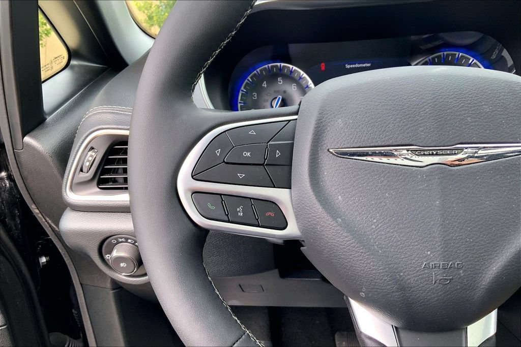 Used 2026 Chrysler Pacifica Limited FWD image 17