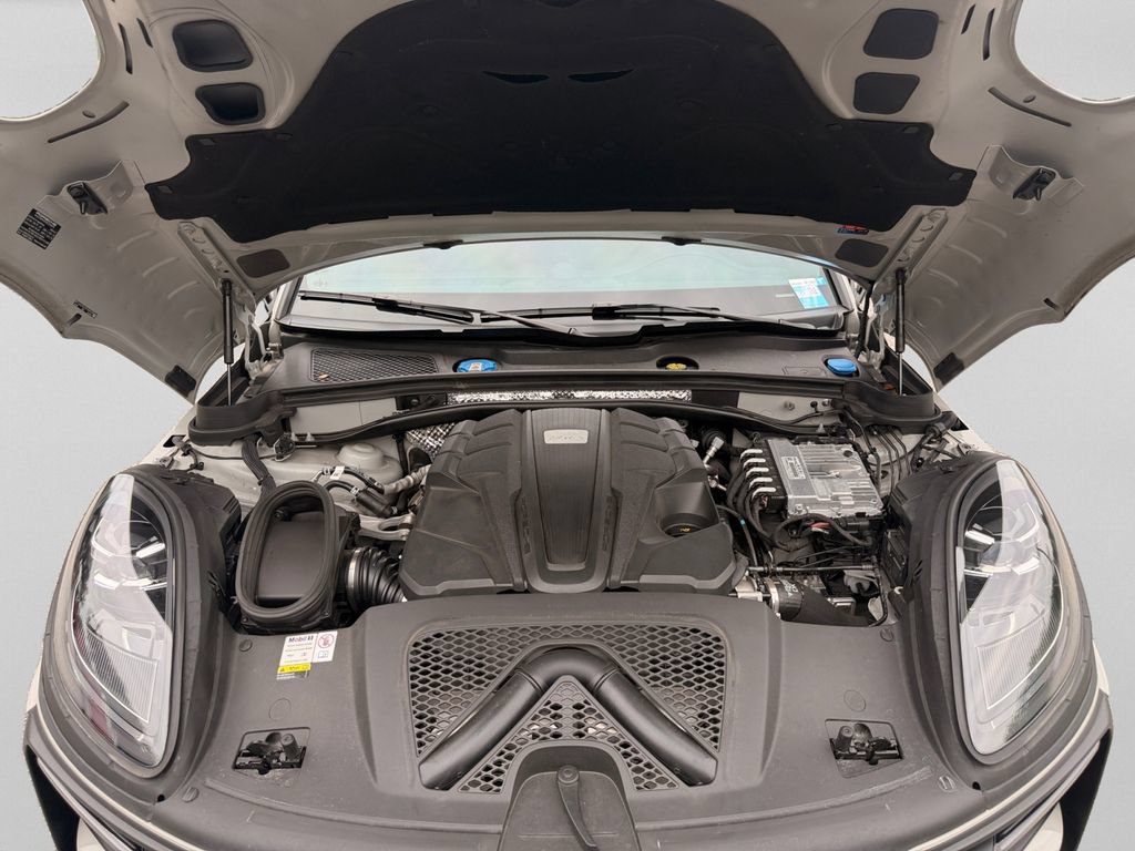 Used 2023 Porsche Macan S AWD/4WD image 32