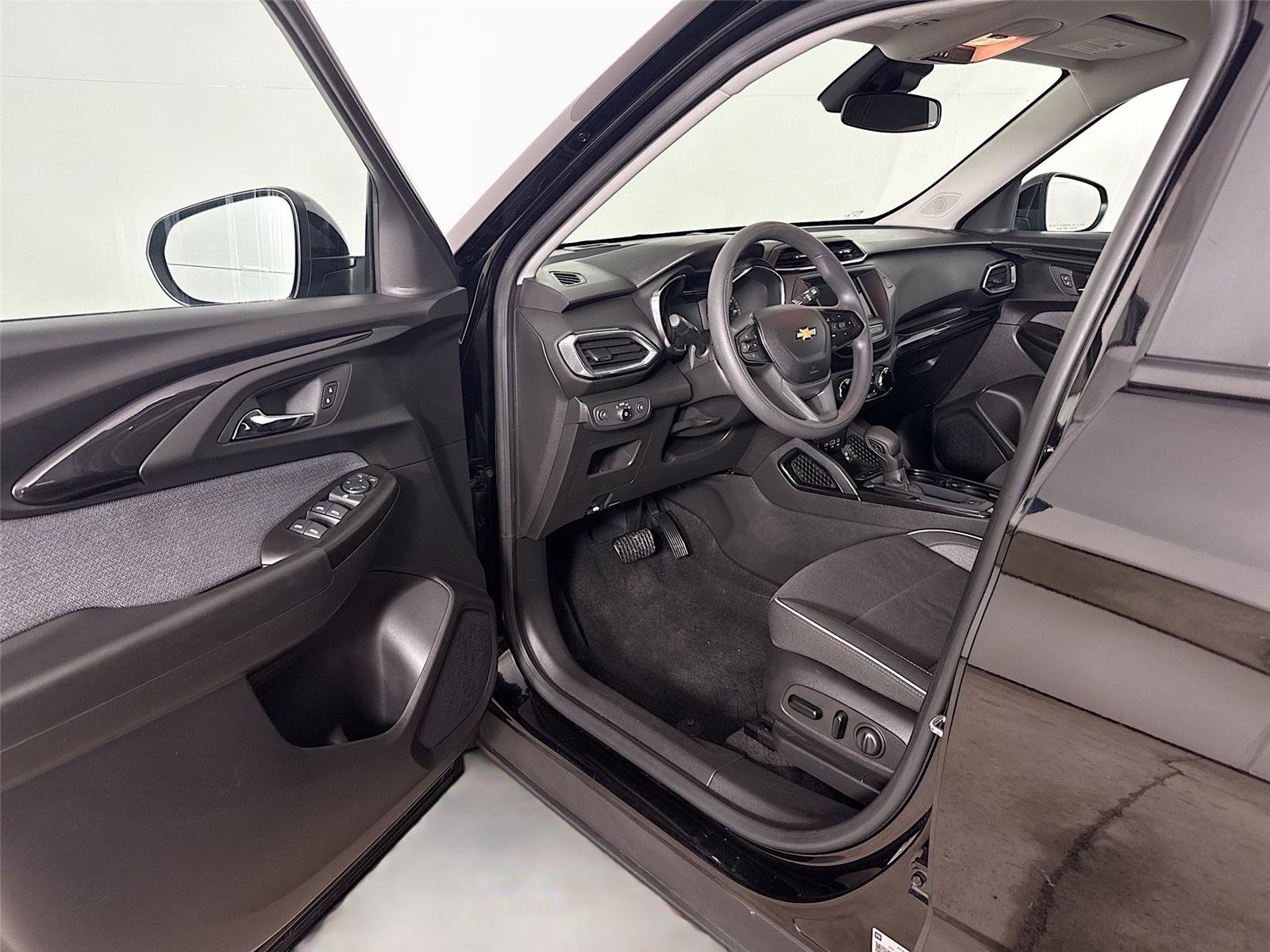 Used 2023 Chevrolet TrailBlazer LT image 3