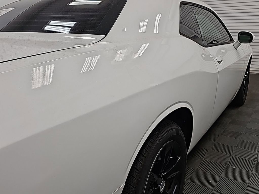 Used 2015 Dodge Challenger SXT image 10