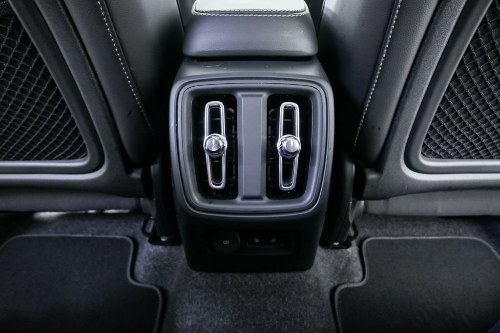 Certified 2025 Volvo XC40 B5 Plus image 21