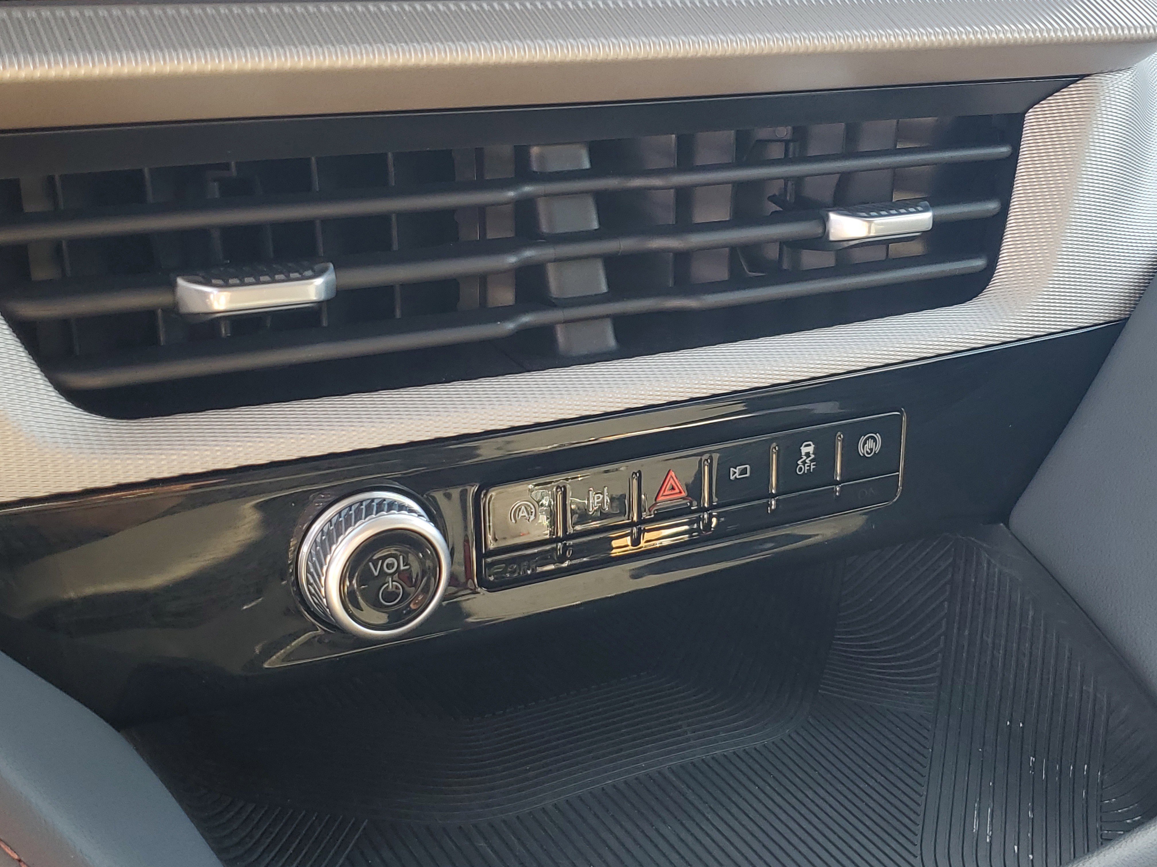 Used 2025 Ford Explorer Active RWD image 11