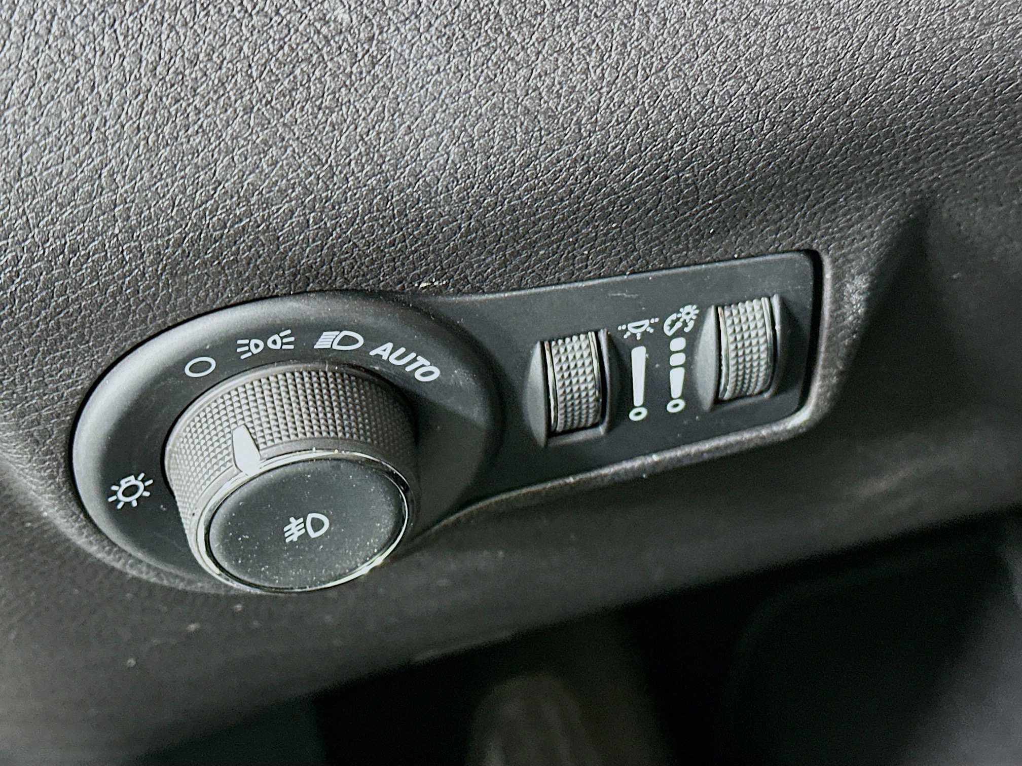Used 2025 Jeep Compass Latitude AWD/4WD image 17