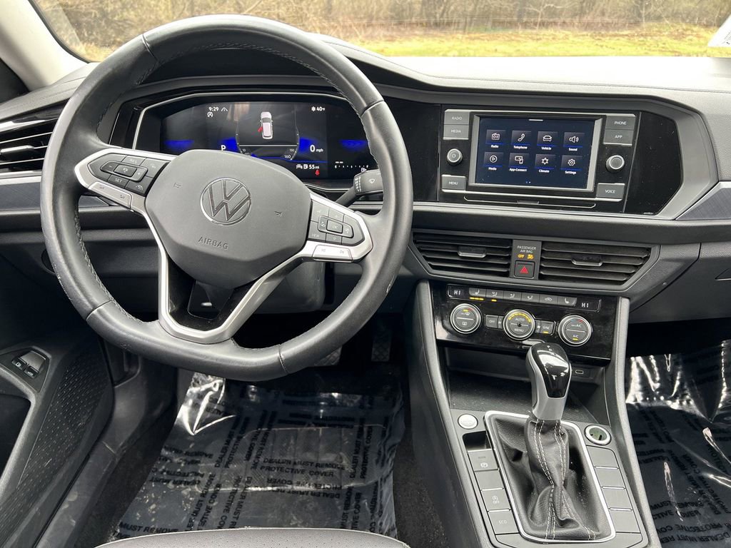 Used 2024 Volkswagen Jetta SE image 9