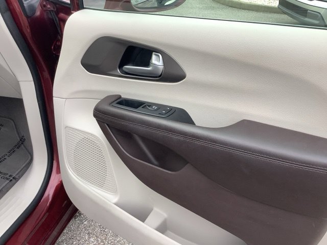 Used 2018 Chrysler Pacifica Touring-L Plus FWD image 22