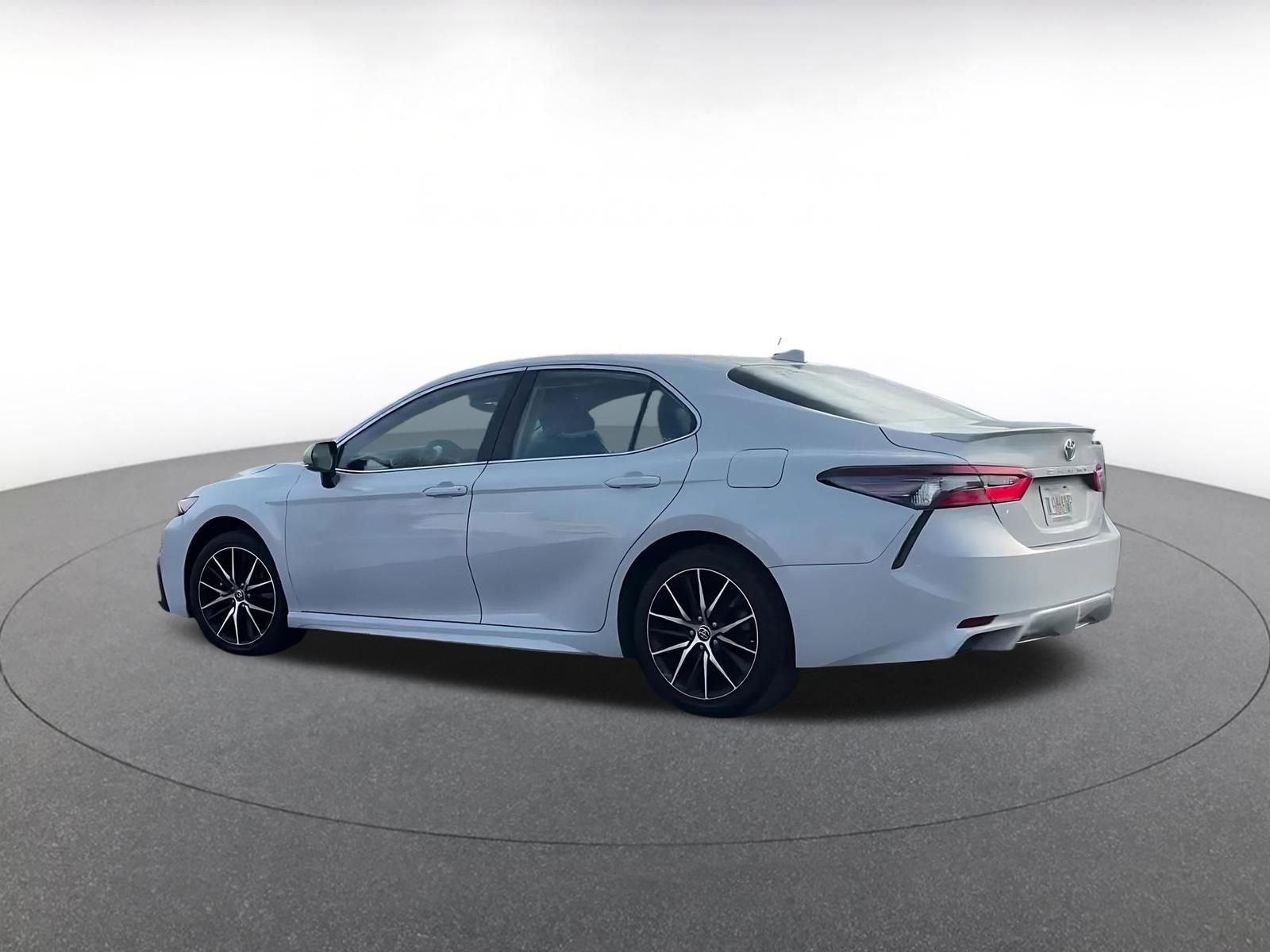 Used 2024 Toyota Camry SE image 10