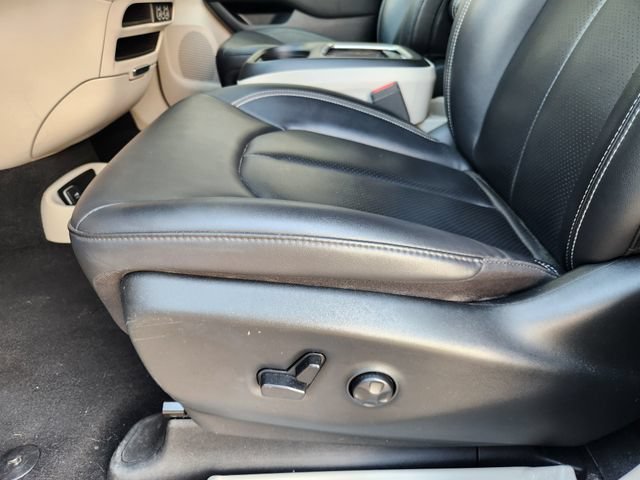 Used 2024 Chrysler Pacifica Touring-L FWD image 23