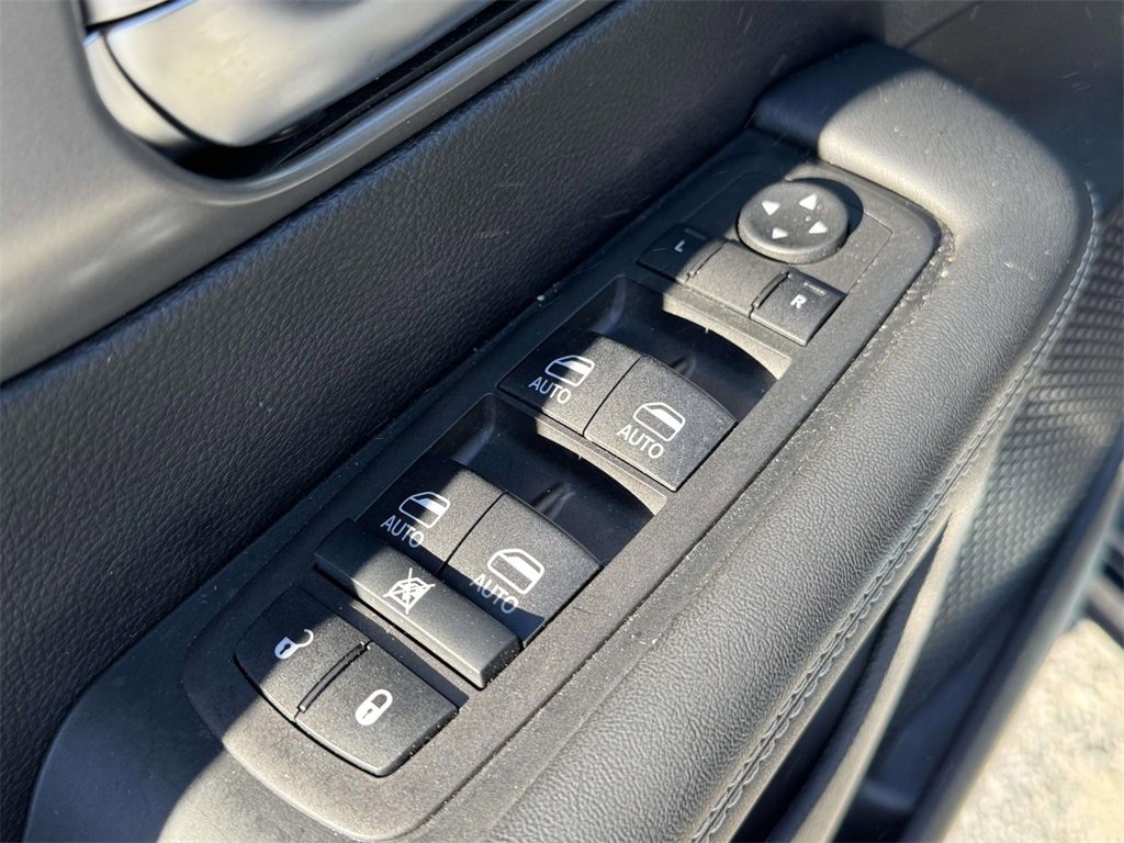 Used 2025 Chrysler Pacifica Select image 26