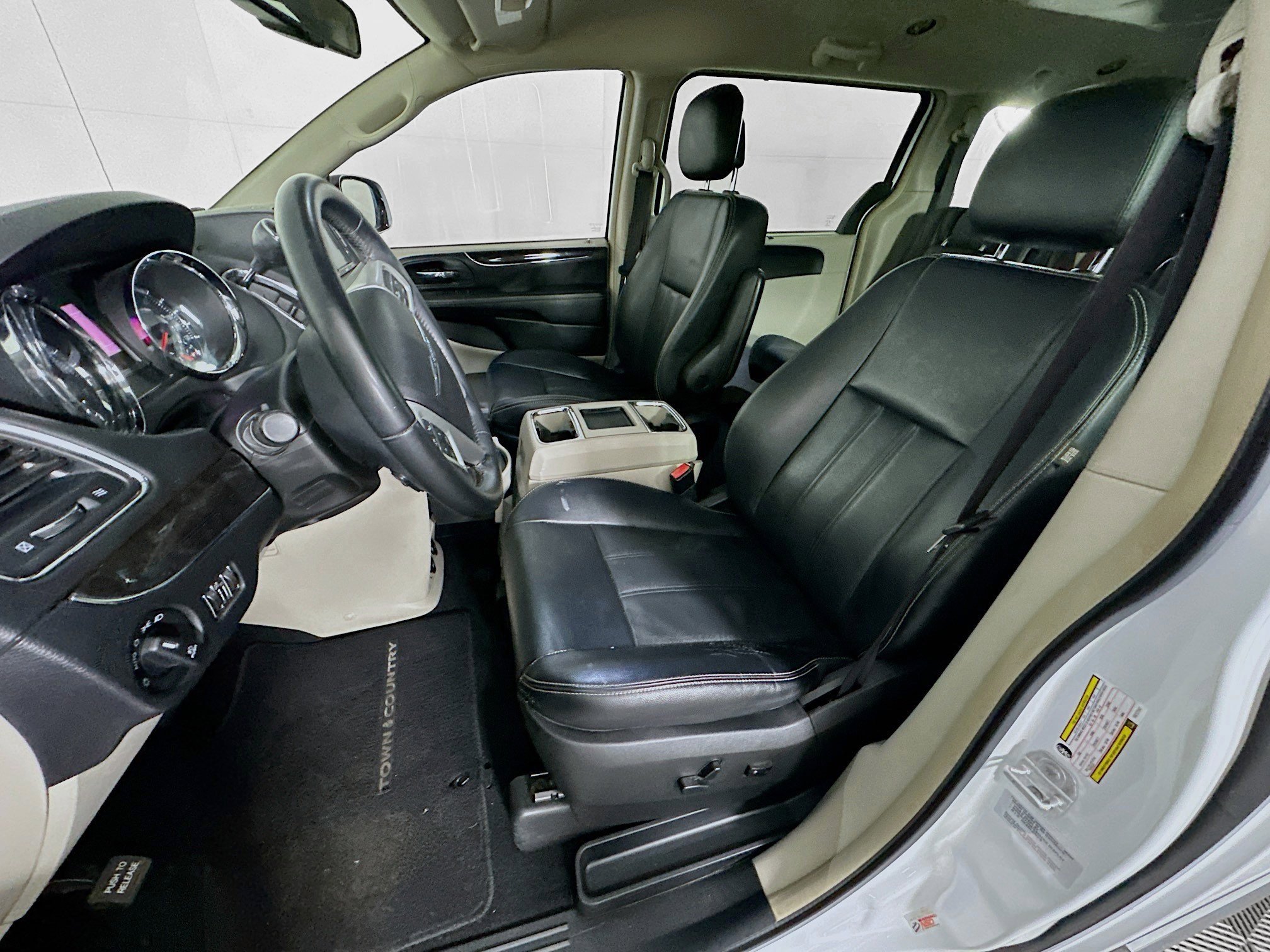 Used 2015 Chrysler Town & Country Touring FWD image 13